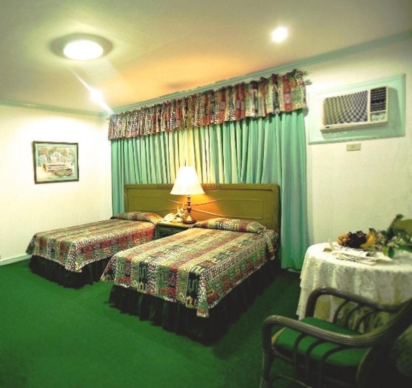 Villa Margarita Hotel Davao Stadt Zimmer foto