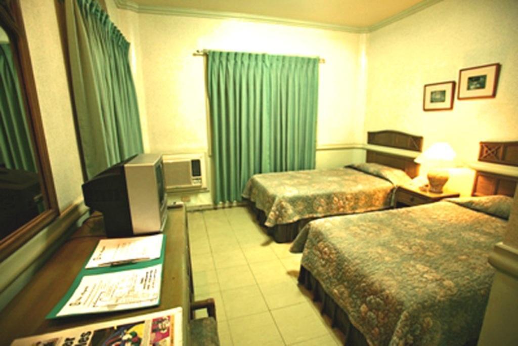 Villa Margarita Hotel Davao Stadt Zimmer foto